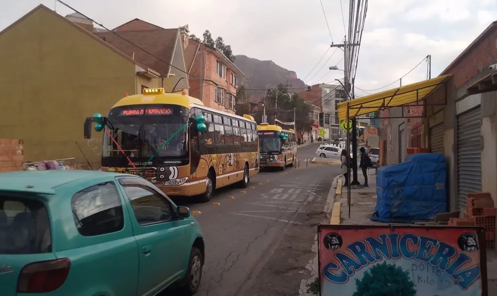 Dos buses Pumakatari esta mañana en Mallasilla. Fotos: Vecinos de la zona
