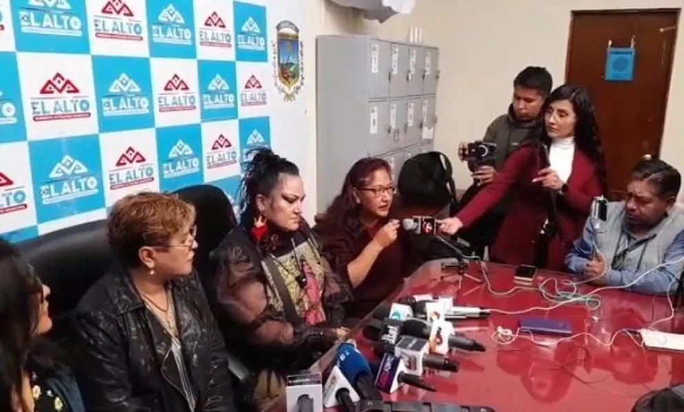 Las activistas de Mujeres Creando en conferencia de prensa