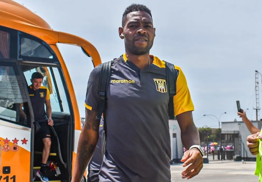 El defensor Marc Enoumba en unos de los viajes que le tocó realizar con el Tigre. Foto: club The Strongest