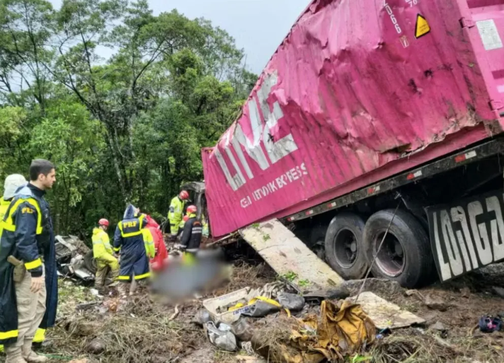 a Policía Rodoviaria Federal y Bomberos observan los vehículos involucrados en el accidente. Foto: EFE.