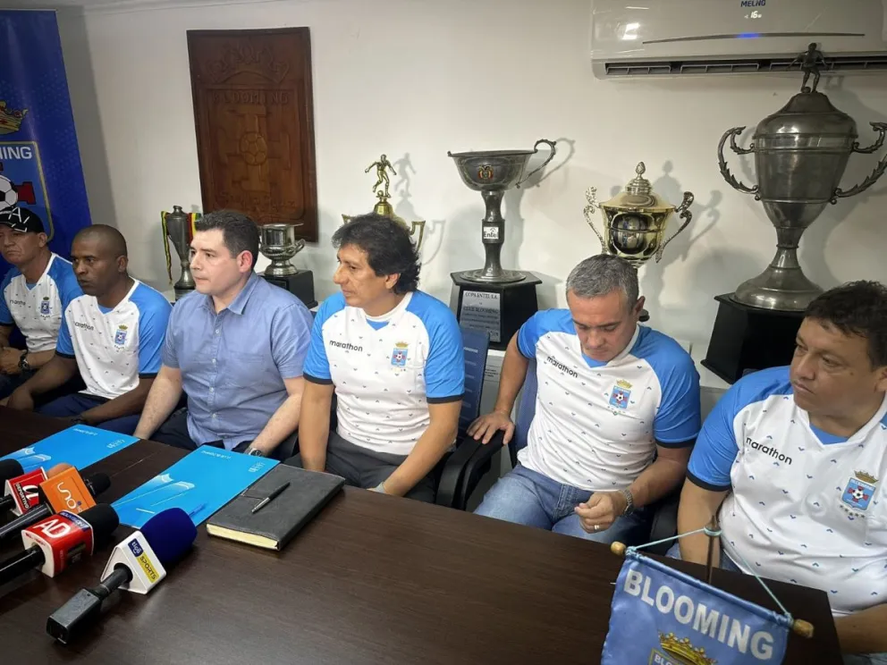 Peña (centro) con la dirigencia celeste y miembros de su cuerpo técnico. Foto: El Día.