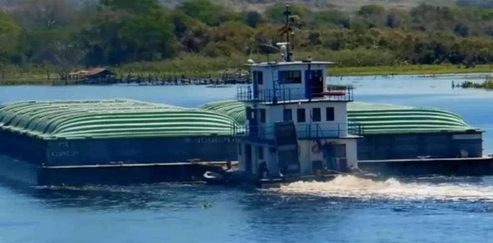 Una embarcación traslada mercancía por el río Paraguay. Foto: Captura de video