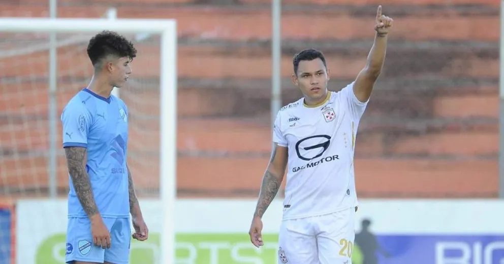 El partido de diciembre pasado en el que se impuso Real Santa Cruz. Foto: APG.