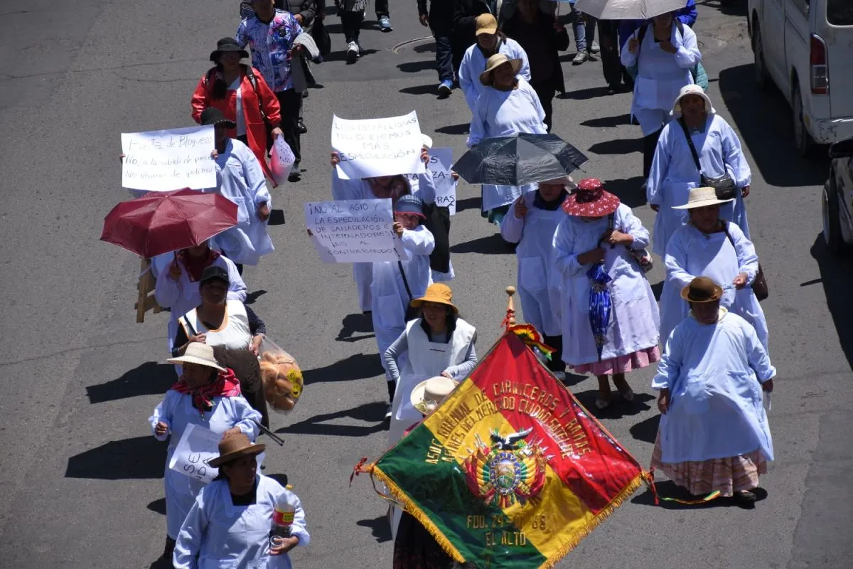 Caseras de diferentes mercados marcharon contra el alza de la carne. Foto APG