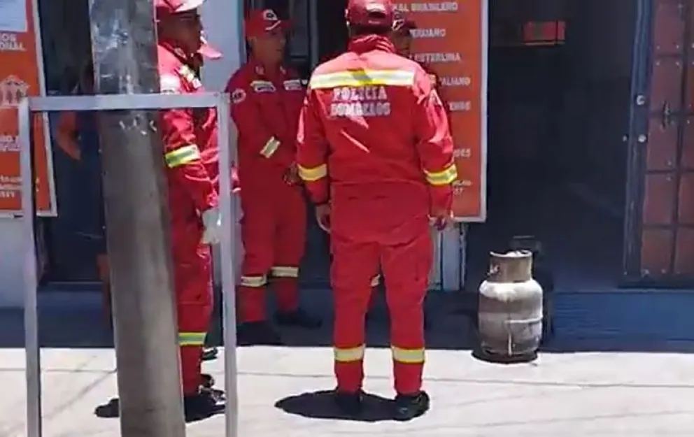 Bomberos junto a una garrafa en el instituto de El Alto. Foto: Captura de video