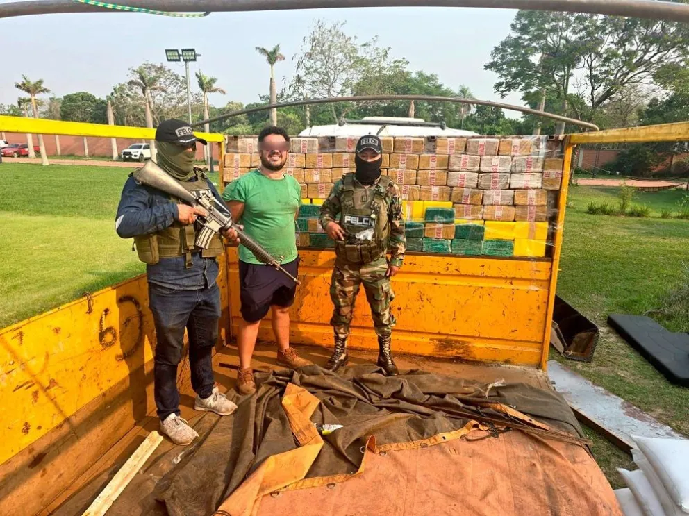 Secuestro de droga en un camión con placas de Paraguay, el cual circulaba por Santa Cruz. Fotos Felcn.