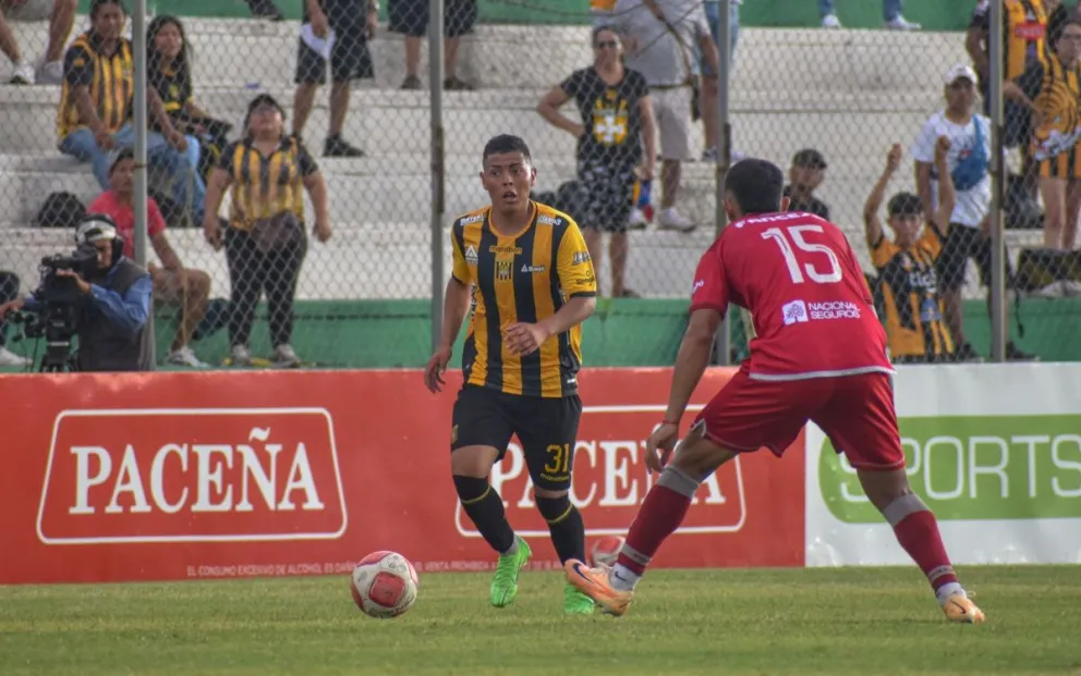 Ronald Bustos, jugador del Tigre, intenta sacarse la marca de Rodrigo Morales de Guabirá en el partido del domingo. Foto: APG