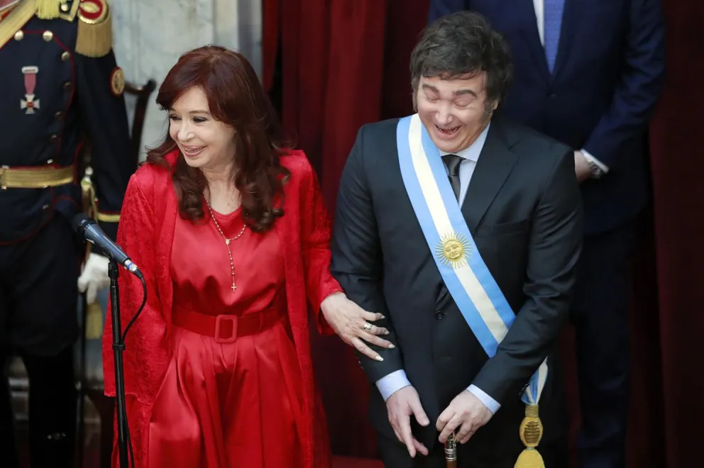Javier Milei, el día de su posesión, el 10 de diciembre de 2023, junto a la entonces vicepresidenta saliente, Cristina Fernández de Kirchner. Foto: EFE