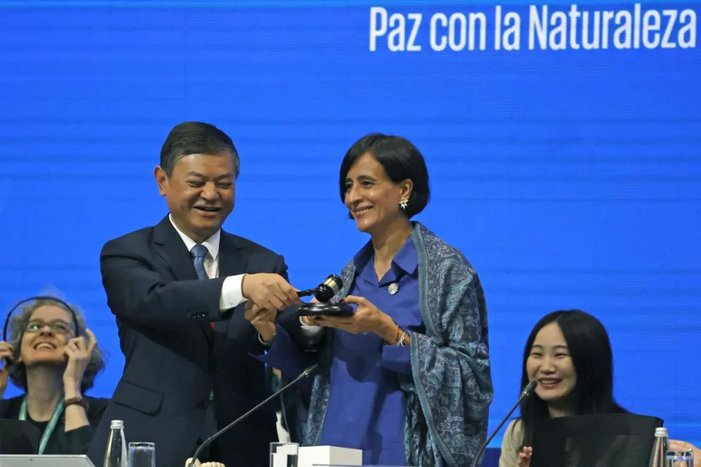 El Ministro de Ecología y medio ambiente de China, Huang Runqiu entrega el mazo de la presidencia de la COP16 a la ministra colombiana Susana Muhamad. Foto: EFE
