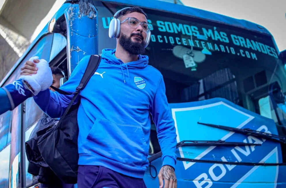 Bruno Sávio saluda a un hincha a la llegada del equipo celeste al estadio Siles. Foto: CB