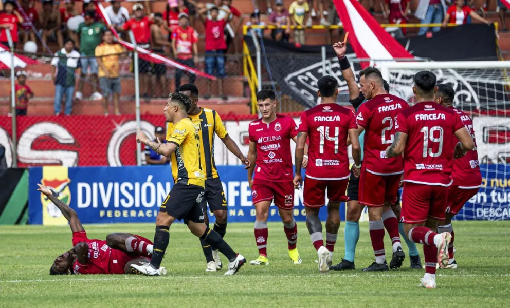 El momento de la expulsión del colombiano Michael Ortega. Foto: APG