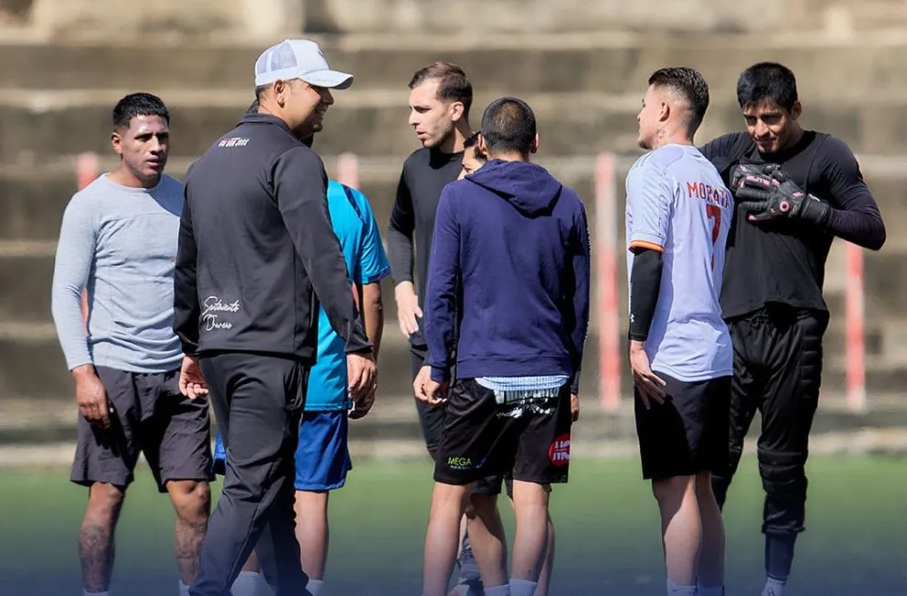 Los jugadores de GV San José cerraron sus aprestos en Oruro sin la indumentaria oficial. Foto: GVSJ