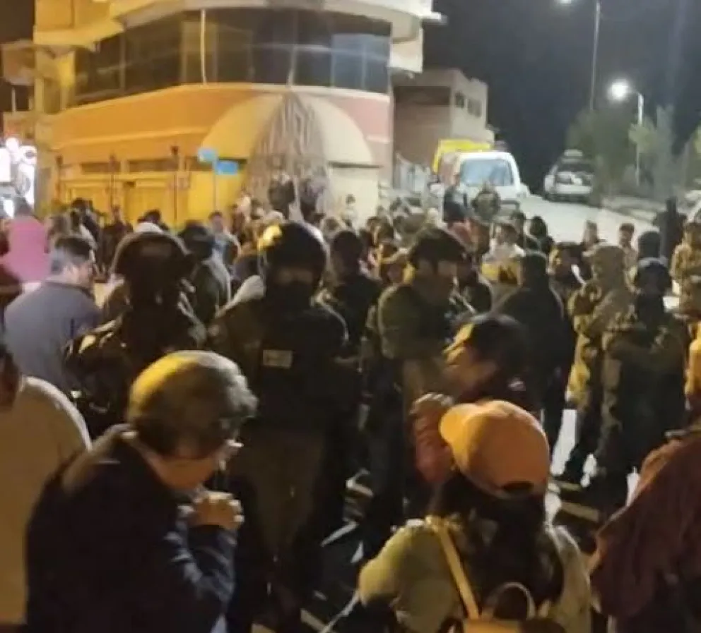 La Policía acudió al lugar a poner orden. Foto: Captura