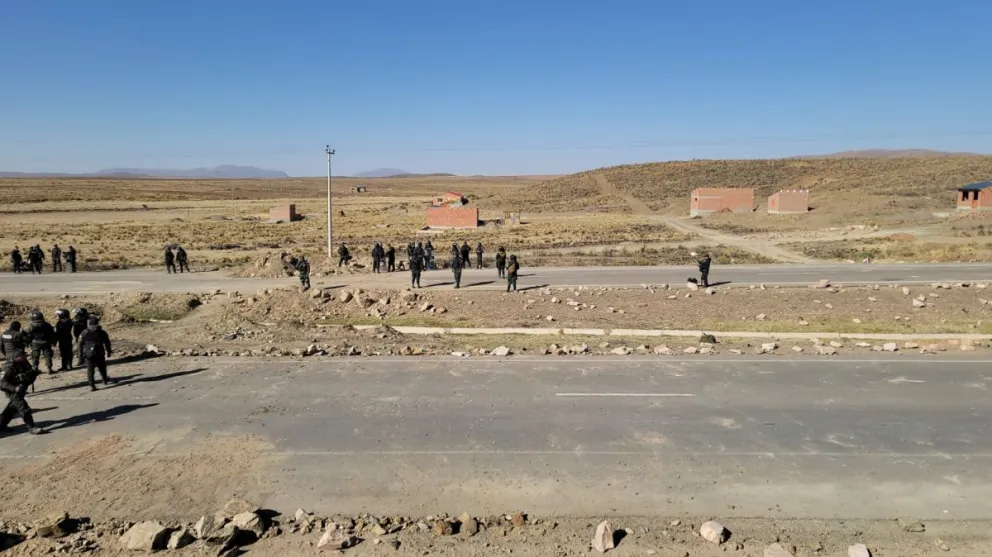 Policía de Oruro despejó el bloqueo en la localidad intermedia de Caracollo. Foto: APG