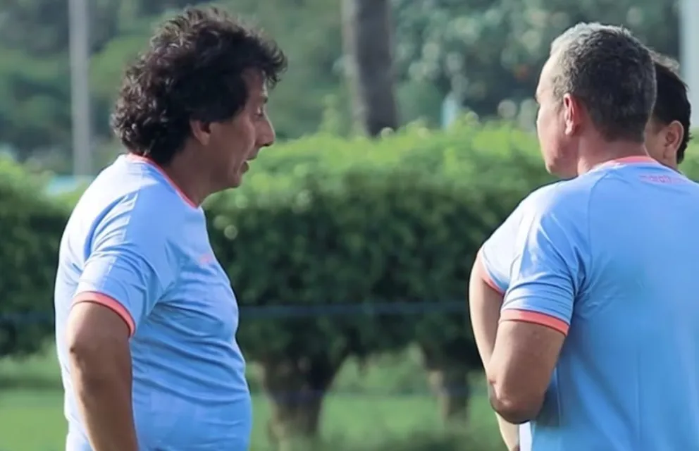 Peña (izq.) conversa con sus asistentes en la práctica de este lunes de Blooming. Captura video. 