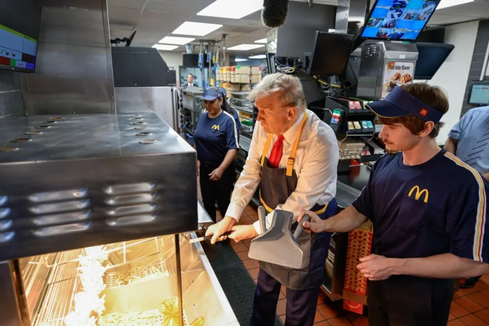 Donald Trump cocina papas fritas en un local de McDonald's en Feasterville. Foto: EFE/@danscavino