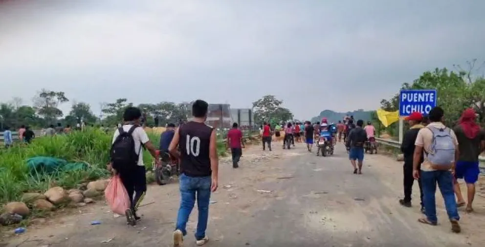 Momentos después del desbloqueo, pobladores en el sector de Puente Ichilo. Foto: Captura de video