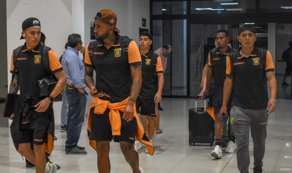 Adrián Jusino (centro) junto a sus compañeros en el aeropuerto de Santa Cruz. Foto: club The Strongest