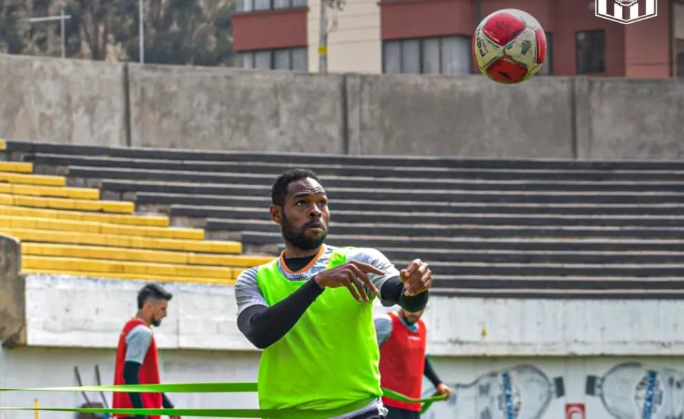 Enoumba se apresta a cabecear la pelota en uno de los últimos entrenamientos del Tigre. Foto: club The Strongest