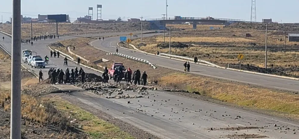 El bloqueo en Caracollo realizado por seguidores de Evo Morales durante la intervención policial. Foto APG