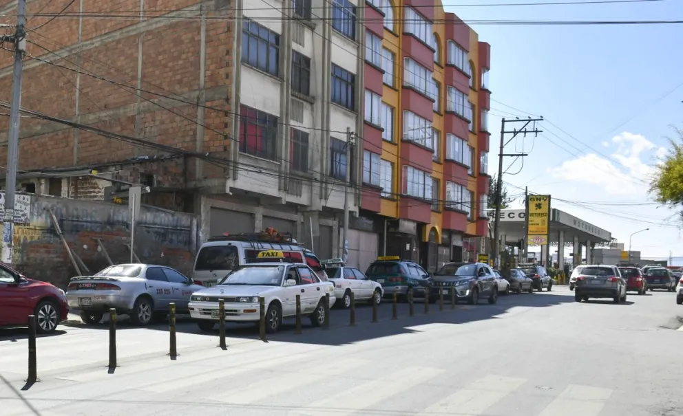 Filas para conseguir combustible en una zona de Cochabamba (imagen referencial). Foto: APG