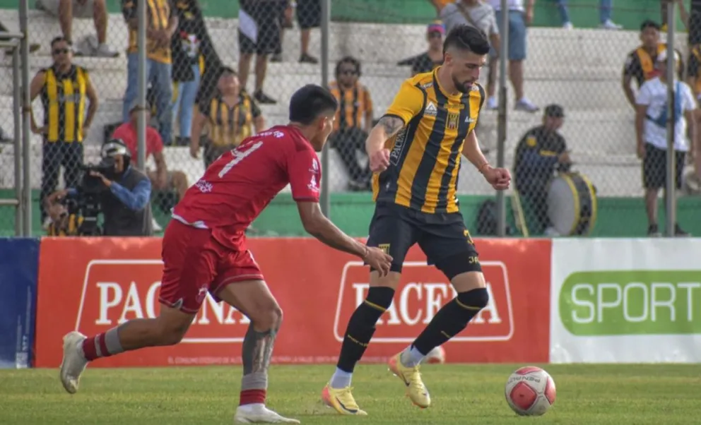 Joel Amoroso (der.), jugador del Tigre, uno de los extranjeros que actuó el domingo en Montero contra Guabirá. Foto: The Strongest.