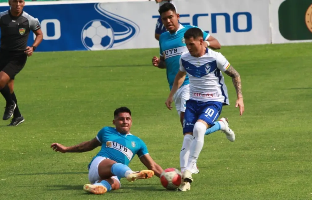 Huayhuata corta un ataque del argentino Sobrero en el partido de esta tarde Foto: APG