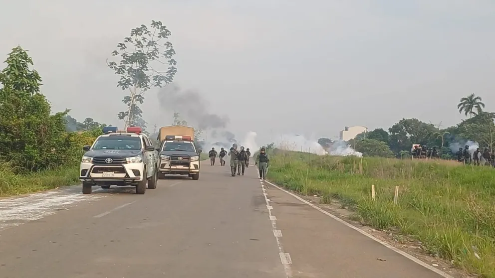 Policías tras la intervención en el puente Ichilo. Foto: RRSS