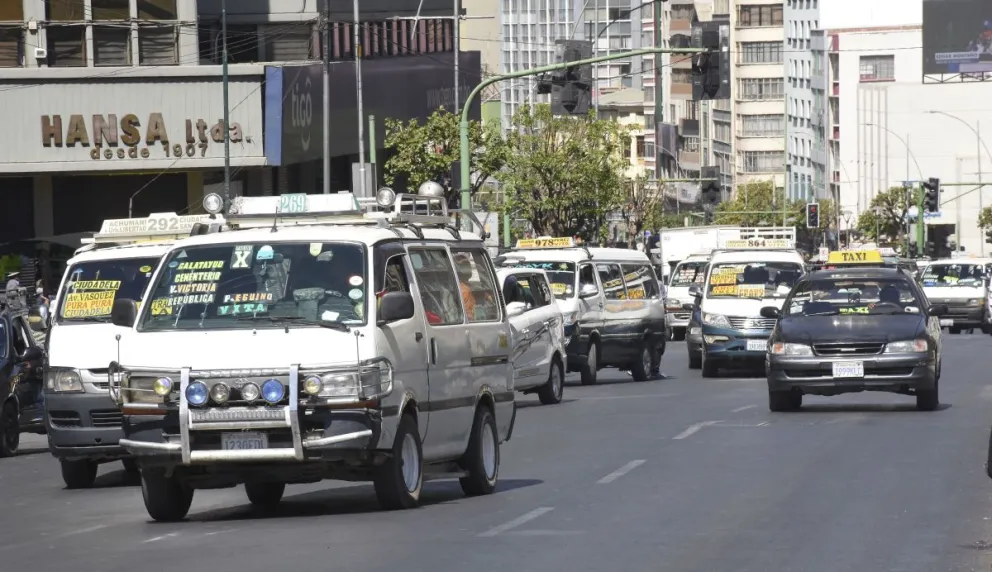 El transporte paceño determinó un paro con bloqueo de calles y avenidas este miércoles 23 de octubre. Foto: APG