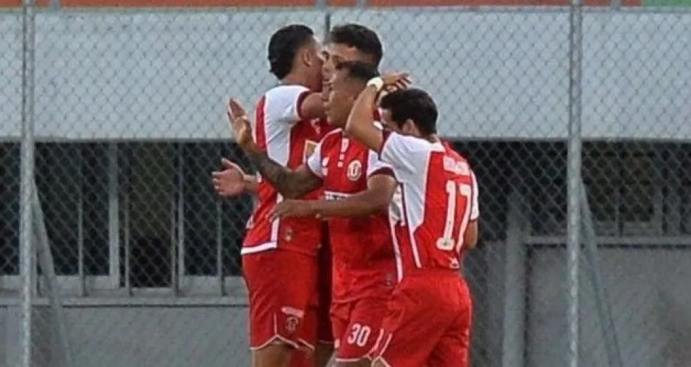 Jugadores de FC Universitario se abrazan por el primer gol del partido anotado por Daniel Camacho. Foto: APG 