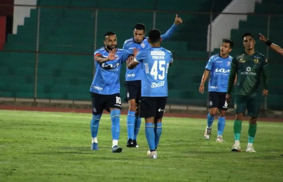 Los cruceños celebran el único gol que anotaron en el IV Centenario. Foto: APG