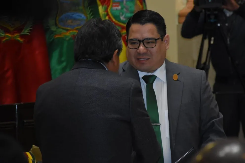 El vicepresidente David Choquehuanca felicita al nuevo fiscal general Roger Mariaca. Foto: APG