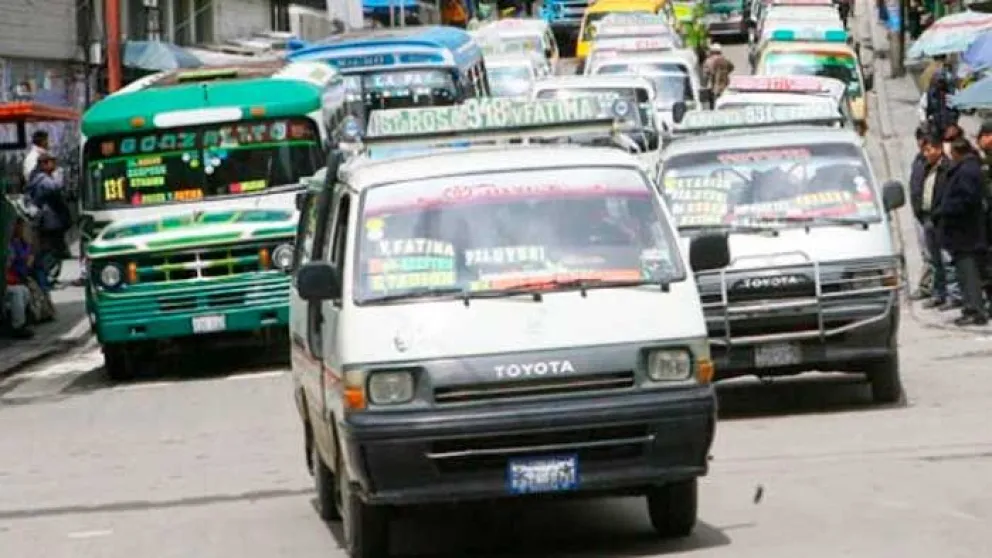 Vehículos en la ciudad de La Paz. Foto: Erbol