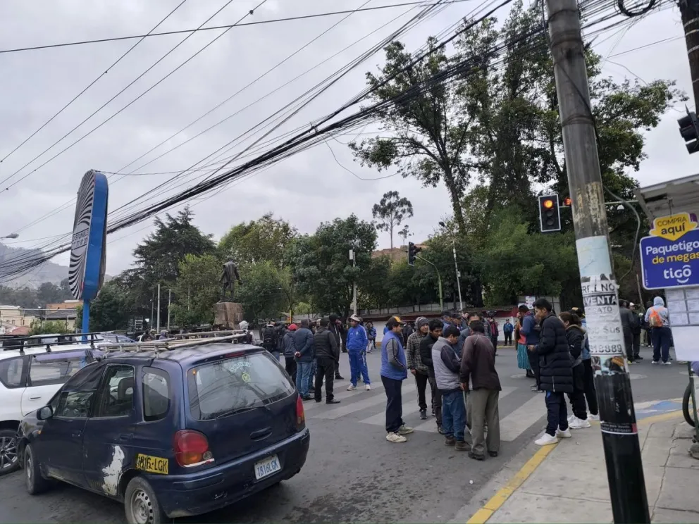 Un bloqueo del transporte en la Calle 8 de Calacoto. Foto: Vecinos de la zona