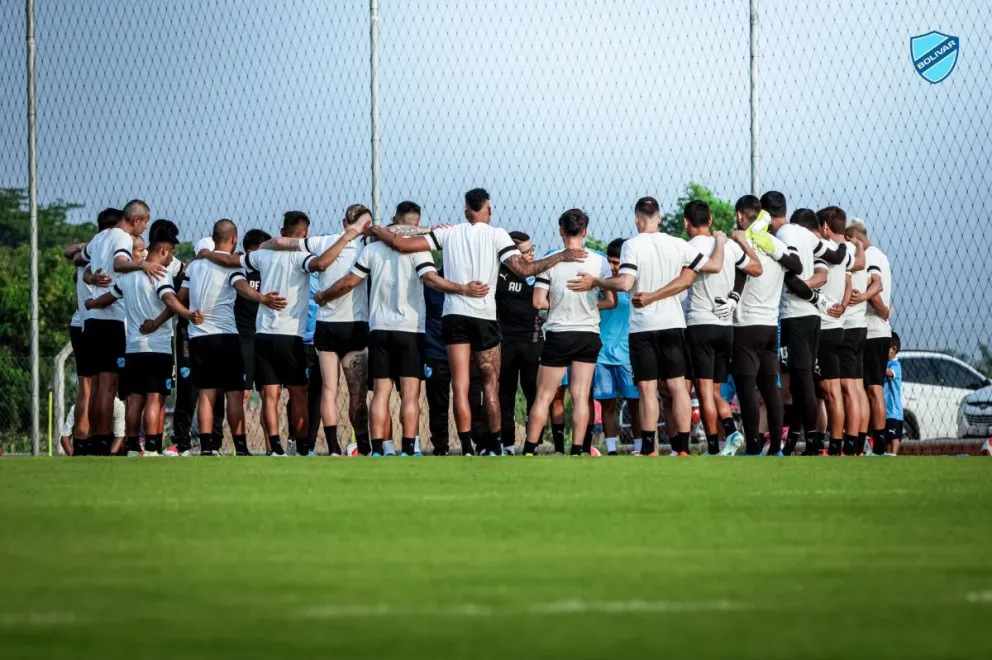 El primer plantel celeste previo a su entrenamiento en la Academy Santa Cruz. Foto: Club Bolívar.