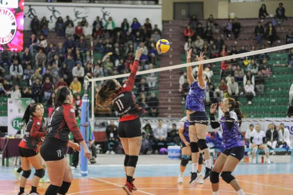 Una jugadora de San Antonio (de negro y rojo) hace un mate ante las rivales de Olympic. Foto: APG.