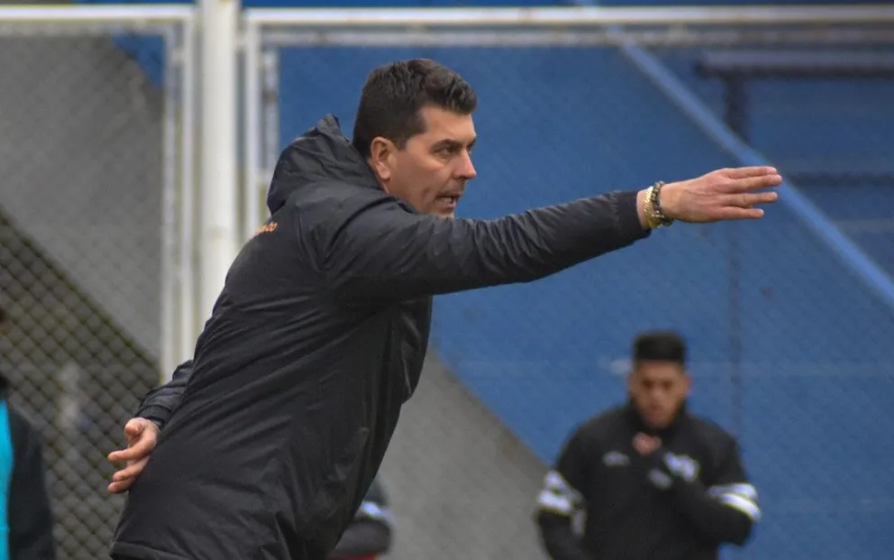 El técnico Ismael Rescalvo da instrucciones a sus jugadores en un partido pasado. Foto: club The Strongest