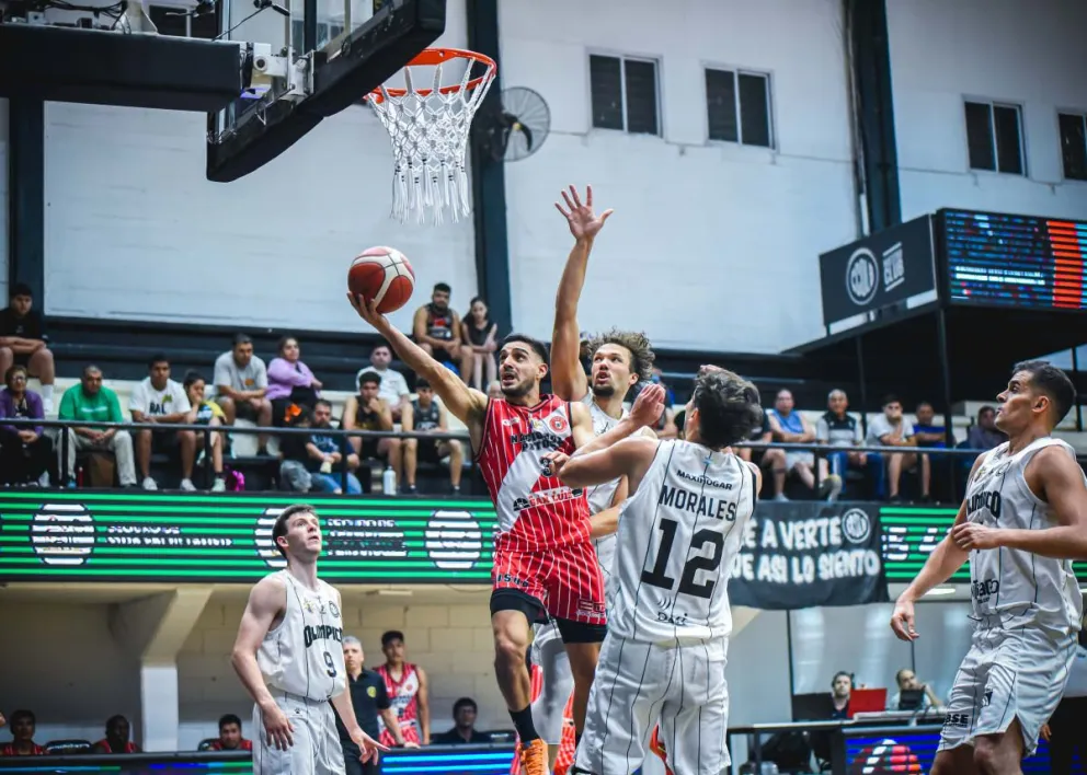 Nicolás Paletta (de rojo), jugador de Nacional Potosí, intenta encestar la pelota. Foto: FIBA América.