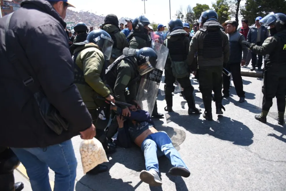 Uno de los choques entre efectivos del orden con los choferes. Fotos: APG