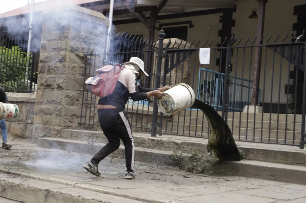Una de las personas que lanzó el excremento de vaca. Foto: APG 