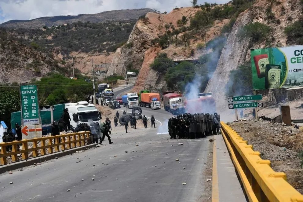Policía despeja bloqueo en la ruta a Oruro. Foto ABI