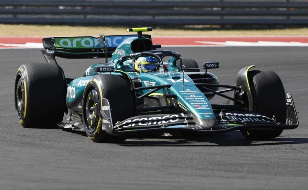 El piloto español Fernando Alonso conduce su Aston Martin en una de las carreras de 2024. Foto: EFE