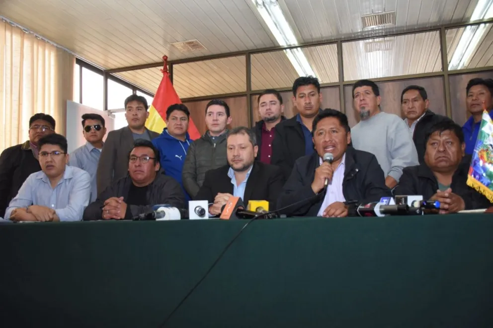 El ministro de Hidrocarburos con los dirigentes de los choferes de La Paz, este miércoles. Foto: APG