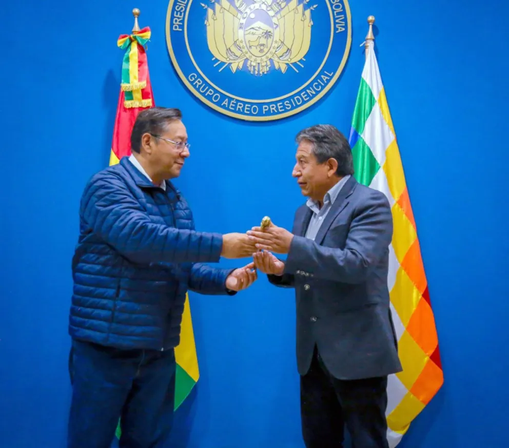 El presidente Luis Arce entrega el Bastón de Mando al vicepresidente David Choquehuanca antes de asistir a cumbre de los BRICS. Foto ABI.