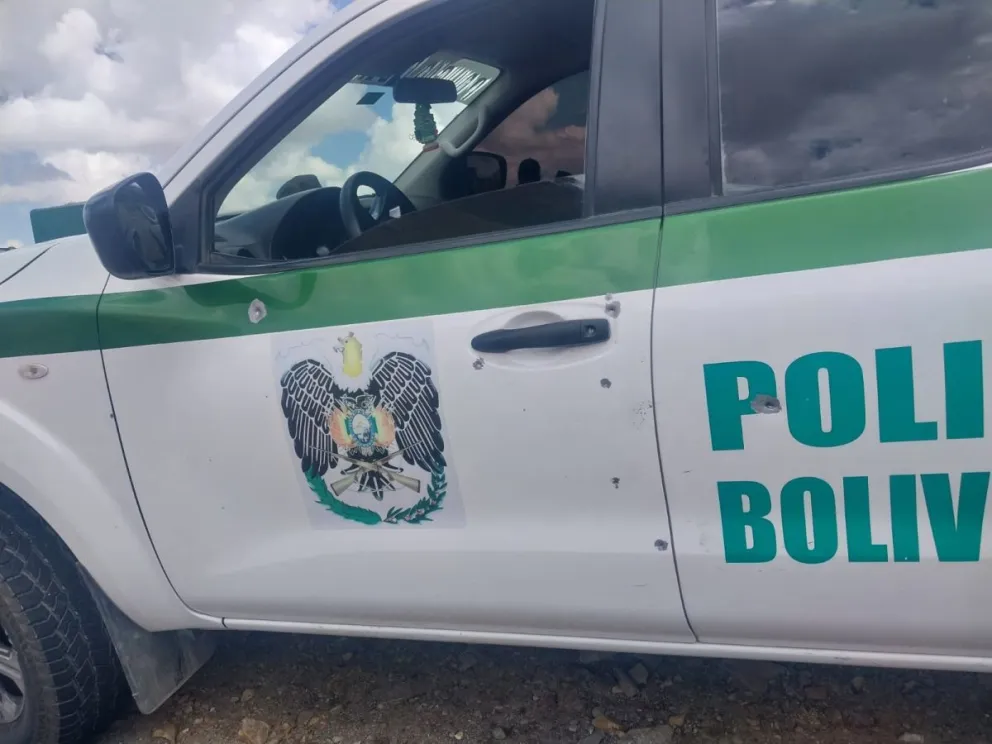 Una camioneta de la Policía muestra al menos cinco impactos de bala en una de sus puertas. Foto_ RRSS