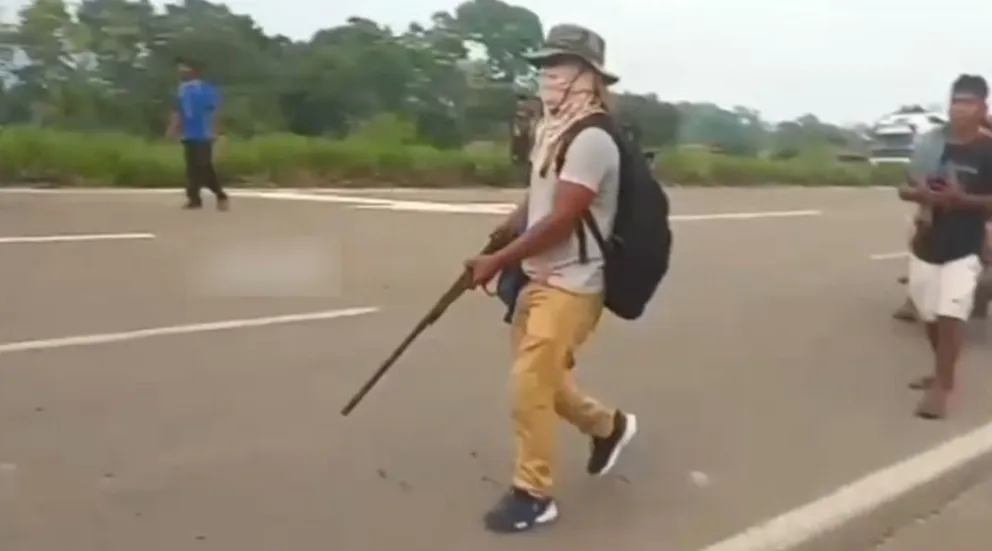 Uno de los manifestantes fue capturado disparando a policías. Foto: Captura de video