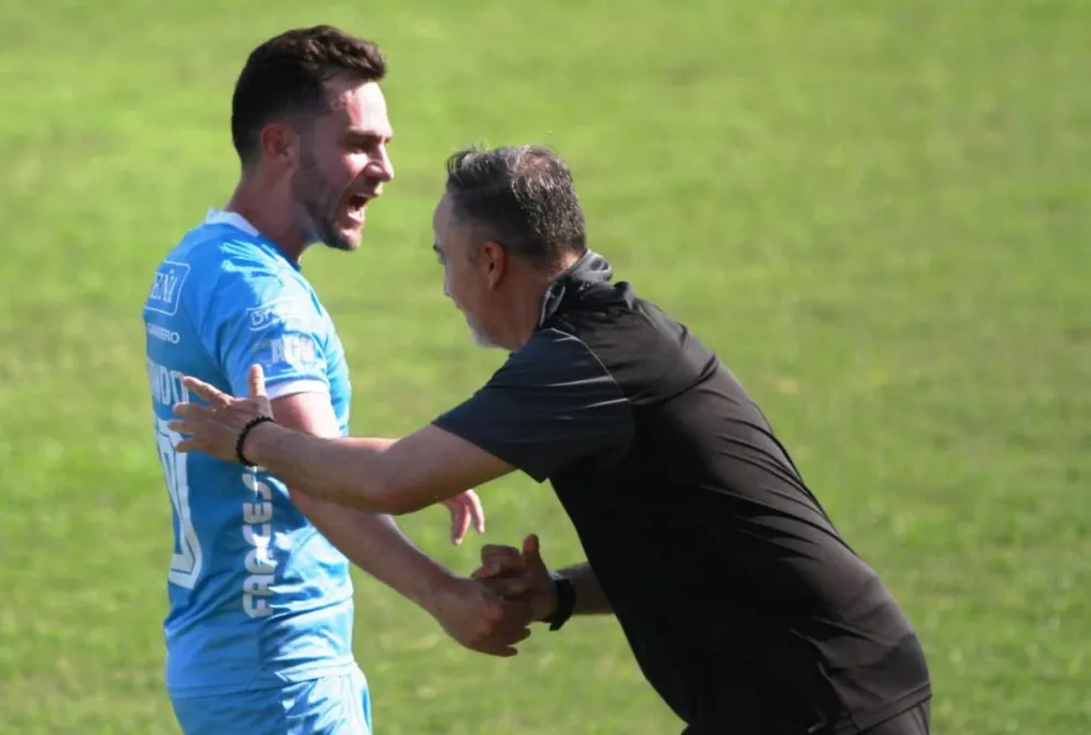 Robatto felicita a Saucedo luego del gol que anotó el mediocampista. Foto: APG