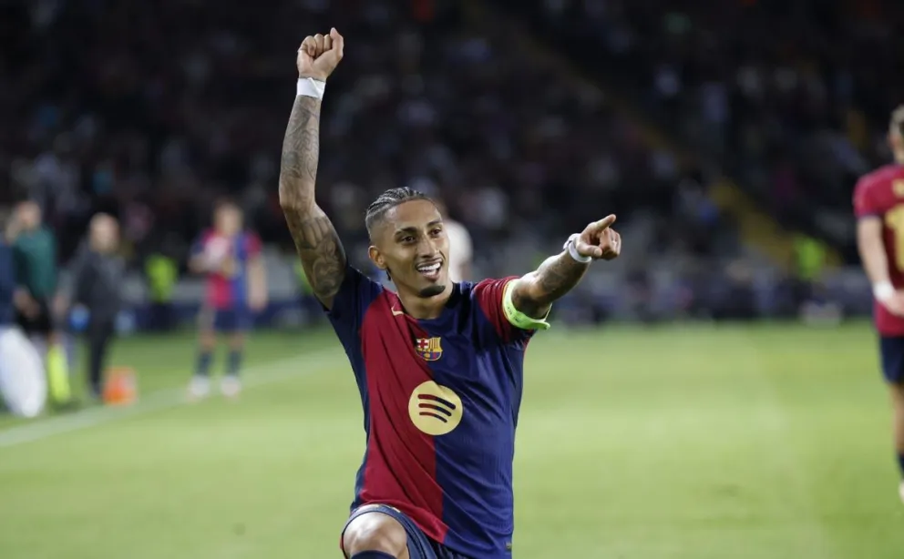 Raphinha celebra uno de los tres goles que le hizo al Bayern Múnich. Foto: EFE.