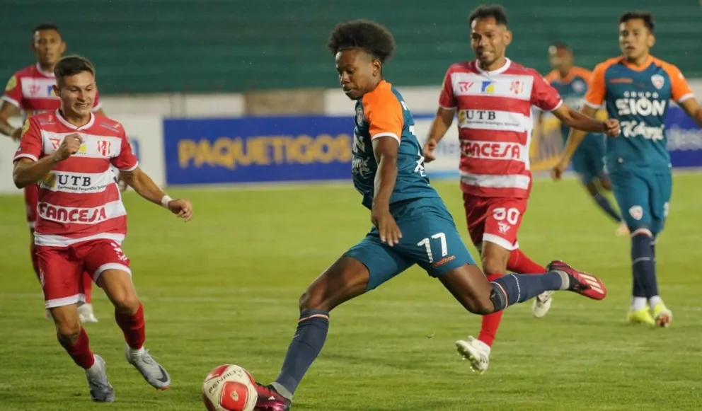 Emerson (77), de Royal Pari, intenta un remate en el partido contra Independiente. Foto: APG