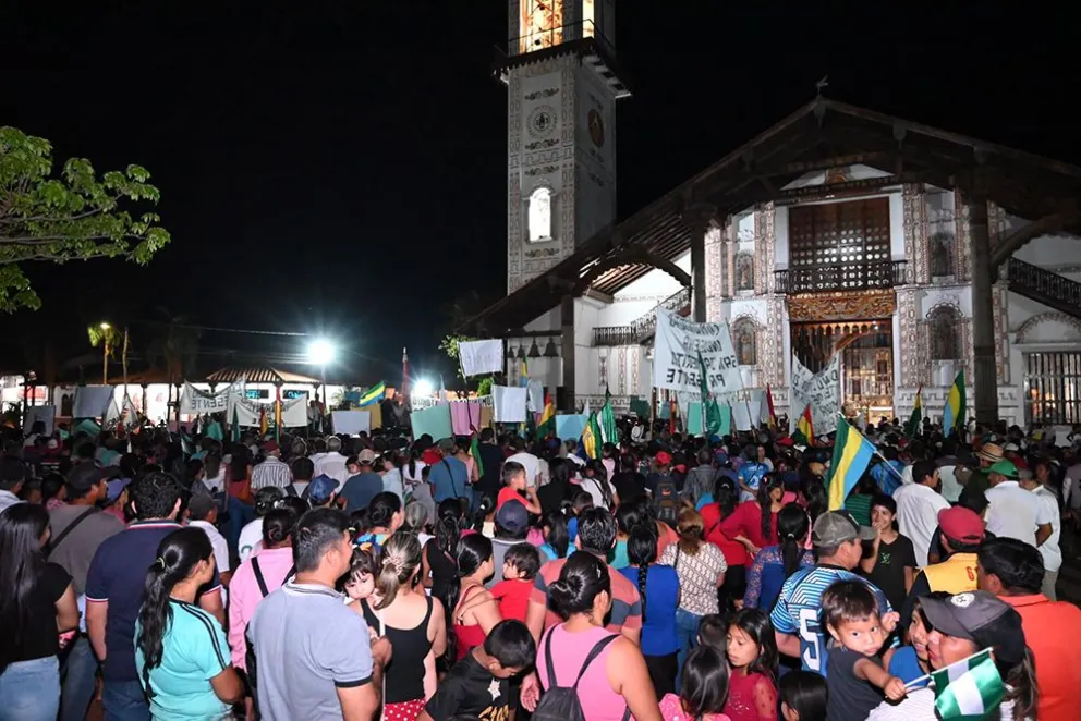La marcha indígena que partió de Paraguá fue recibida en la plaza principal de San Ignacio de Velasco. Fotos: Concejo Municipal de San Ignacio de Velasco.